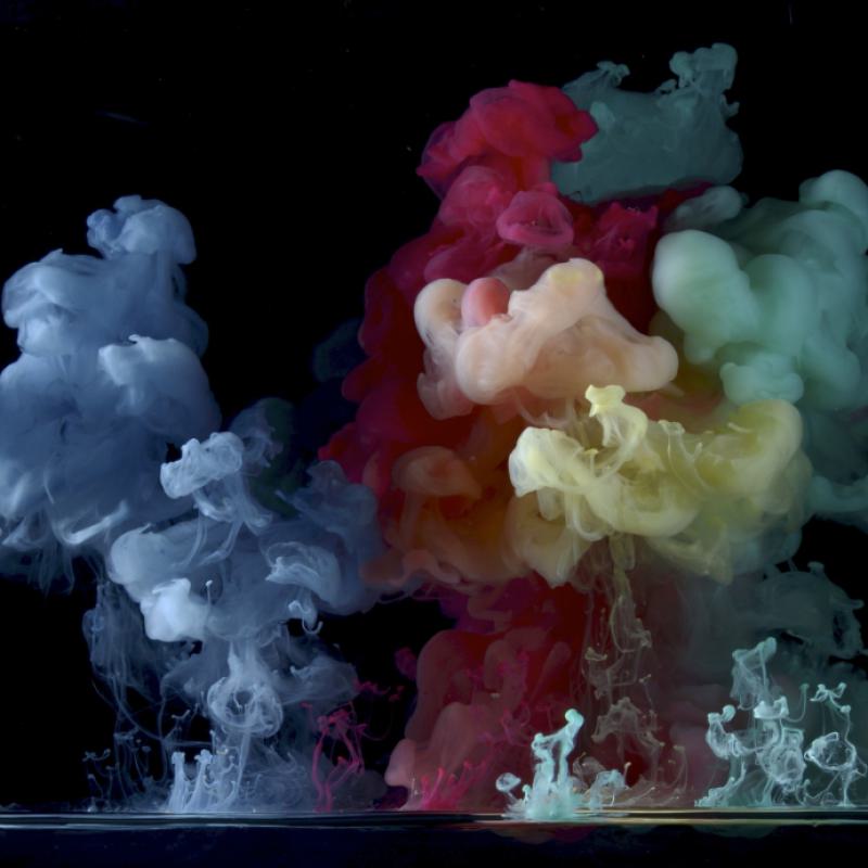 Marjon Spelen Met Gekleurde Melk 